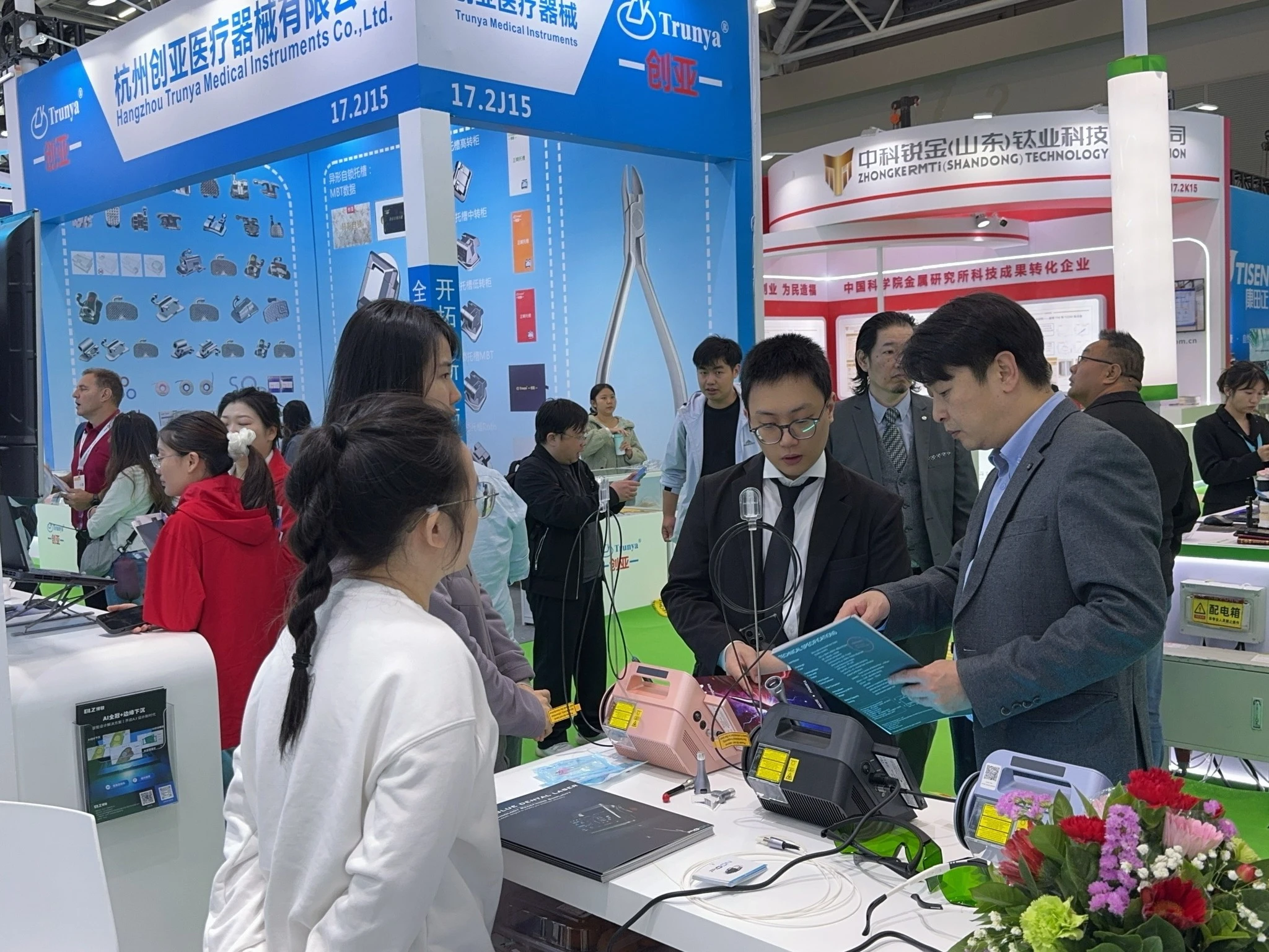 Come experience Helipen and our full range of dental laser solutions