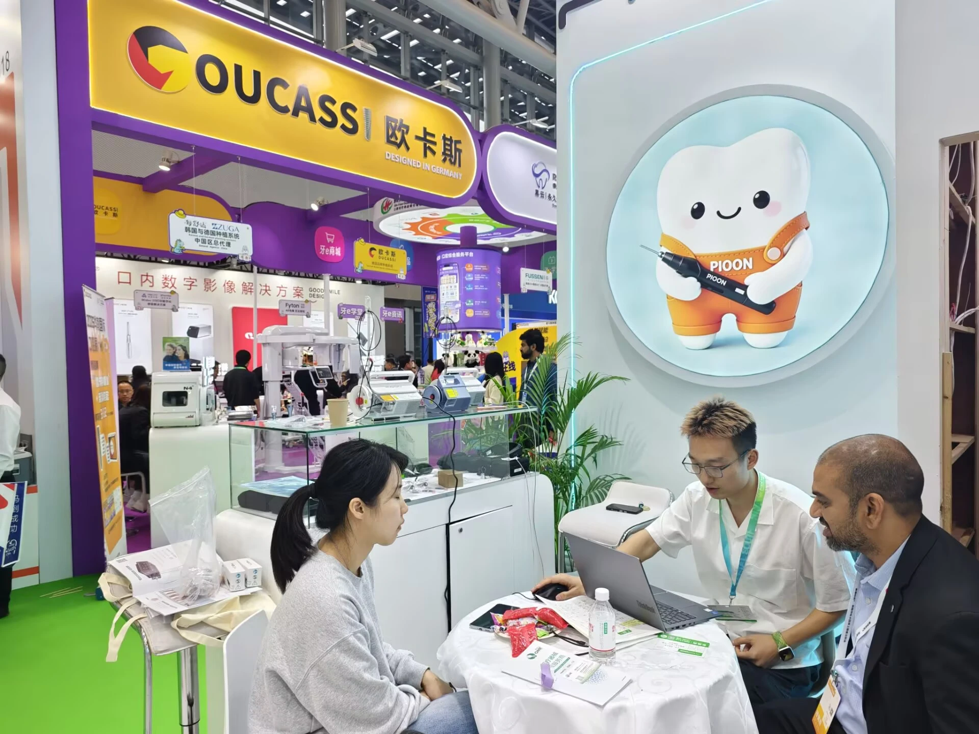 Lost in the exhibition hall? Not anymore.